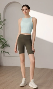 Detail von hellblauem Yoga-Top und olivgrüner Radlerhose mit feiner Seitennaht