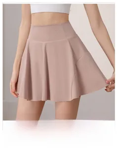 Makroaufnahme des atmungsaktiven Sportstoffs und der hohen Taille am Tennisrock in Mauve