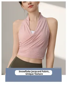 Dettaglio del tessuto jacquard rosa con trama a fiocco di neve sulla canotta sportiva