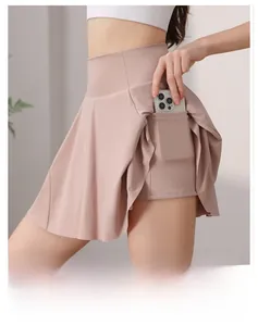 Detail eines Sport-Skorts mit hoher Taille, Seitentasche für Handy und Innenfutter-Schicht