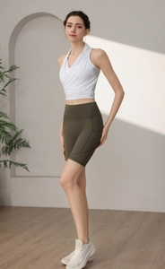 Set yoga slim fit con top sportivo incrociato bianco e pantaloncini a vita alta verdi