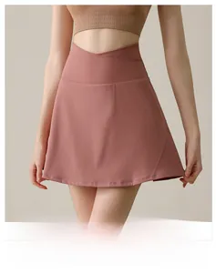 Détail de la taille haute croisée sur la jupe de sport mauve pour le fitness et le tennis