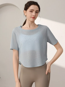 Haut de sport femme bleu clair en maille respirante avec ourlet arrondi