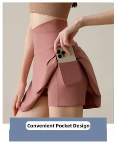 Gros plan sur une jupe-short de yoga à taille haute avec poche latérale pour mobile