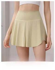 Détail de la taille haute large sur jupe de sport jaune pour contrôle du ventre et maintien