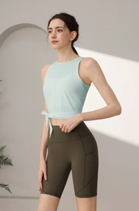 Detailansicht des rückenfreien Yoga-Tops mit Bindegürtel und passenden Fitness-Shorts