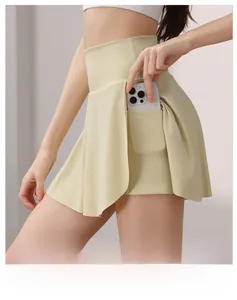 Vue macro de la jupe-short de yoga taille haute avec poche latérale pour téléphone