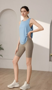 Détail du short de cyclisme vert olive à taille haute avec poche latérale pour femmes