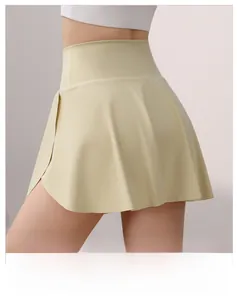 Détail de la jupe de sport à volants jaune clair montrant le tissu élastique respirant