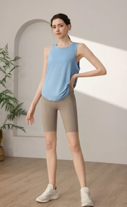 Gros plan du tissu en maille jacquard bleu ciel respirant sur le débardeur de sport