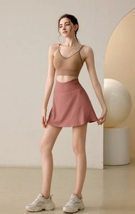 Détail d'une jupe de sport à taille haute en V et soutien-gorge côtelé rose et marron