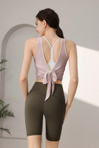 Detailansicht des rückenfreien Yoga-Tops mit Quasten-Bindung und Fitness-Shorts mit hoher Taille