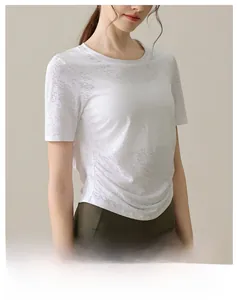 Détail du haut de sport blanc en jacquard respirant avec design froncé sur le côté