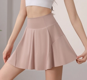 Detailansicht eines Tennisrockes mit hoher Taille aus elastischem Stoff in Altrosa