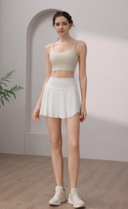 Détail de la jupe de tennis plissée blanche à taille haute avec design volanté en nylon