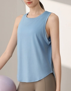 Détail du débardeur de sport bleu clair avec jacquard camouflage et tissu en maille aéré