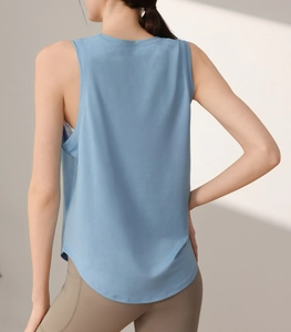 Détail du dos d'un débardeur de sport bleu clair sans manches en tissu respirant