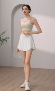 Vue détaillée d'une jupe de tennis en nylon à volants et d'un ensemble brassière de sport