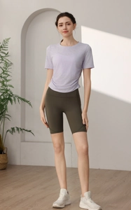Haut de yoga respirant en nylon lavande et short de cyclisme olive avec mannequin