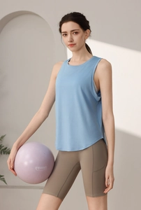 Détail du débardeur de sport bleu clair sans manches avec tissu jacquard camouflage aéré
