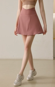 Détail d'une jupe-short de yoga taille haute croisée rose poudré avec coupe en A