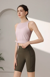 Detailaufnahme des atmungsaktiven Yoga-Tops mit seitlicher Schnürung und Biker-Shorts