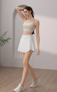 Détail de la jupe de tennis à volants taille haute avec caraco de yoga beige