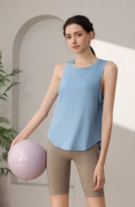 Détail du débardeur de sport jacquard bleu clair montrant le tissu maille respirant