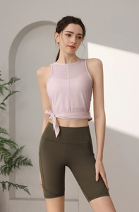 Detail von hellrosa Mesh-Yoga-Top mit Schnürung und olivgrüner Radlerhose für Damen