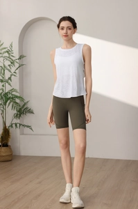Dettaglio del top da yoga in nylon jacquard traspirante e pantaloncini da ciclista verde oliva