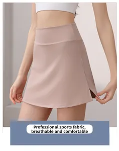 Detail des High-Waist Yoga-Skorts mit seitlichem Schlitz und atmungsaktivem Funktionsstoff