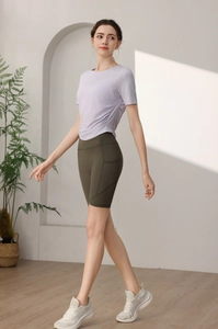 T-shirt de yoga lavande ajusté et short vert olive pour le fitness et la course femme