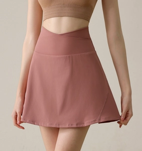 Détail de la taille croisée haute sur la jupe-short de yoga rose de sport