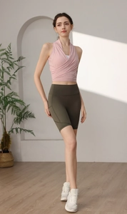 Dettaglio del top da yoga rosa e pantaloncini fitness verde oliva a vita alta