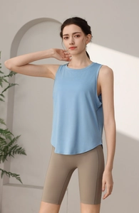Gros plan du débardeur sport jacquard camouflage bleu clair à texture respirante