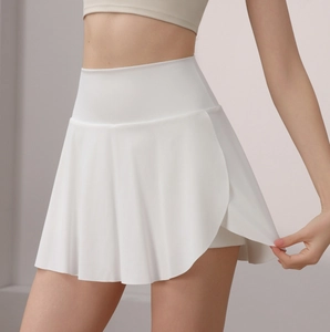 Détail d'une jupe-short de tennis blanche à taille haute avec short de compression