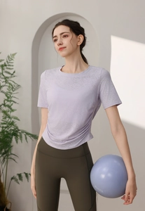 Détail d'un t-shirt de sport respirant avec fronces latérales et legging de yoga femme