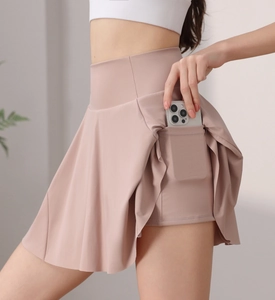 Detailansicht des rosa Tennisrocks mit hoher Taille und versteckter Handytasche an der Innenseite