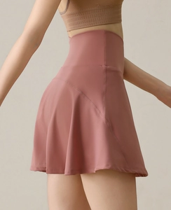Détail de la jupe-short de tennis en nylon taille haute avec tissu mat et coutures latérales