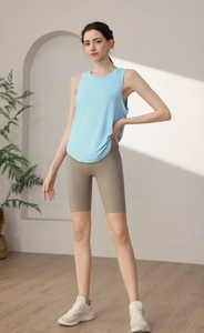 Détail du débardeur d'entraînement bleu clair séchage rapide avec short de cyclisme