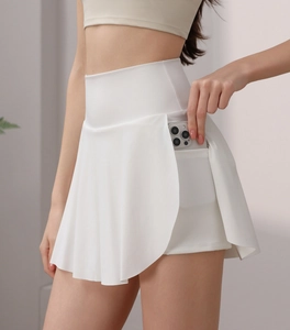 Détail d'une jupe-short de tennis blanche à taille haute avec poche latérale et volant