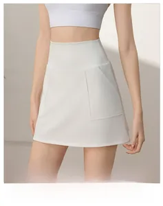Dettaglio della gonna pantalone da tennis bianca a vita alta con tasca laterale e tessuto tecnico