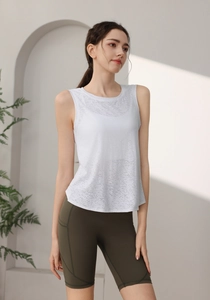 Dettaglio canotta yoga in maglia jacquard bianca e leggings verde oliva con tasche