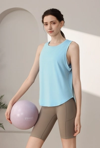 Détail d'un débardeur de sport bleu clair ample avec un short de compression taille haute