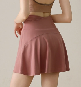 Détail de la jupe de sport à taille haute avec design croisé en rose poudré