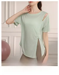 Détail du haut de yoga vert clair avec découpe épaule et cordon de serrage latéral