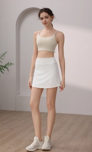 Detailansicht des weißen Sportrockes mit hoher Taille und beige Top für Yoga oder Tennis