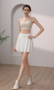 Detail eines Tennisrocks mit hoher Taille und zweilagigem Anti-Expositions-Design