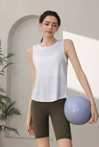 Dettaglio del top da yoga in rete jacquard bianca con trama di tessuto traspirante