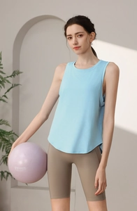 Détail du débardeur de sport bleu clair à séchage rapide avec ourlet en arc et scène yoga